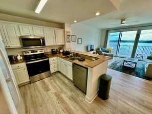 Fridge, microwave, oven, stovetop - Balcony Lake Views |  Pool, Gym, WiFi & Parking (Orlando)