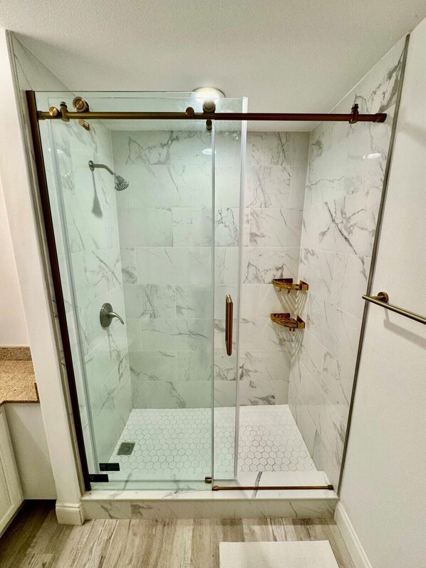 Shower, hair dryer, towels, shampoo - Balcony Lake Views |  Pool, Gym, WiFi & Parking (Orlando)