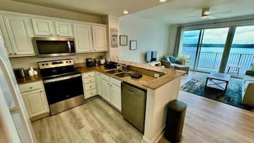 Refrigerador, microondas, parrilla de estufa y lavavajillas