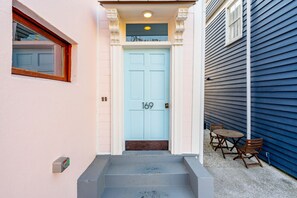 Exterior detail - Sweetgrass Suite - Walk to King (Charleston)