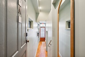 Interior - Sweetgrass Suite - Walk to King (Charleston)