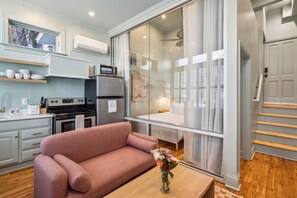 Interior - Sweetgrass Suite - Walk to King (Charleston)