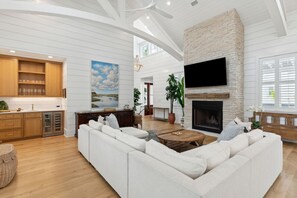 Smart TV, ping pong - The Villa Pairidaeza - New Build With Pool (Isle of Palms)