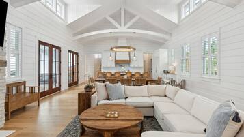 Téléviseur connecté, table de ping-pong