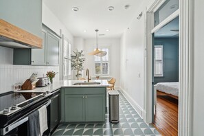 Fridge, microwave, oven, stovetop - The Crescent Moon - Walk to King (Charleston)