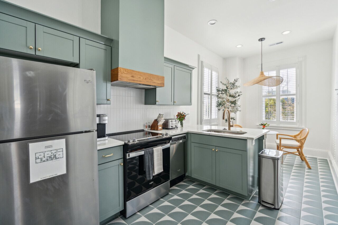 Kjøleskap, mikrobølgeovn, ovn og kokeplater