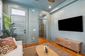 Smart TV - The Crescent Moon - Walk to King (Charleston)