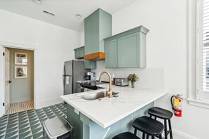 Réfrigérateur, four à micro-ondes, un four, surface de cuisson