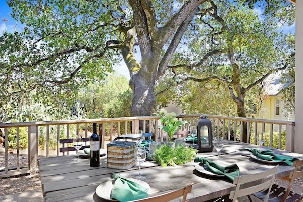 Al-fresco dinning -- one of the reasons to come to wine country!