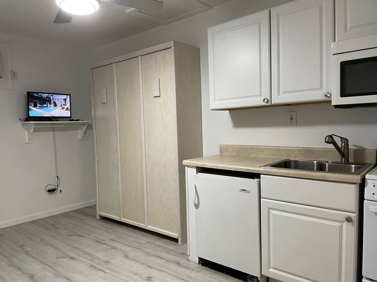 Refrigerador, microondas y parrilla de estufa 