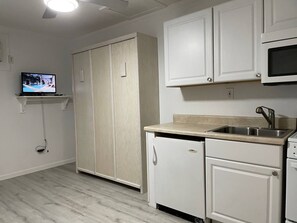 Fridge, microwave, stovetop - Studio in Tarpon Springs, Florida (Tarpon Springs)