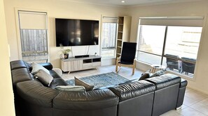 Smart TV - Spacious Coastal Oasis - 10 min to Torquay, 10 min to Geelong ! (Mount Duneed)