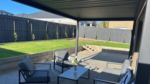 Terrace/patio - Spacious Coastal Oasis - 10 min to Torquay, 10 min to Geelong ! (Mount Duneed)