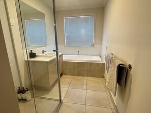 Handtücher, Seife, Shampoo, Toilettenpapier