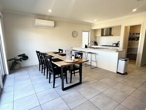 Dining - Spacious Coastal Oasis - 10 min to Torquay, 10 min to Geelong ! (Mount Duneed)