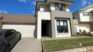 A modern two-story house with a garage, a driveway, and a well-maintained lawn. - Spacious Coastal Oasis - 10 min to Torquay, 10 min to Geelong ! (Mount Duneed)
