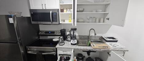 Kjøleskap, mikrobølgeovn, ovn og kokeplater