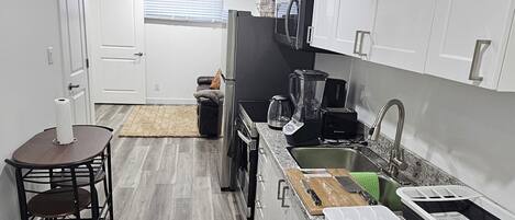 Frigorífico, microondas, horno y placa de cocina