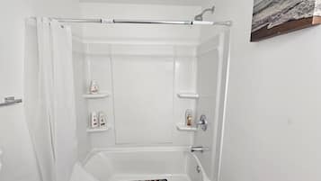 Serviettes fournies, savon, papier toilette