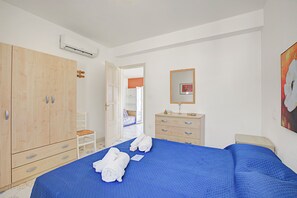 สแตนดาร์ดเพนท์เฮาส์, หลายห้องนอน (Penthouse Azzurra Sea View Near Beach) | 2 ห้องนอน, เตารีด/โต๊ะรีดผ้า, Wi-Fi ฟรี, ผ้าปูที่นอน