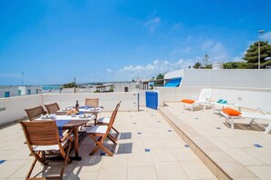 Standard-Penthouse, Mehrere Schlafzimmer (Penthouse Azzurra Sea View Near Beach) | Speisen im Freien