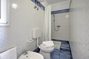 Loftsleilighet – standard, flere soverom (Penthouse Azzurra Sea View Near Beach) | Bad | Dusj, hårføner, bidé og håndklær