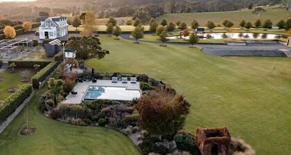 Linnaeus Suite, Berry - by Linnaeus Collection