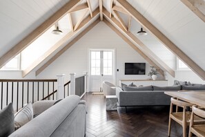 Luxury House | Living area - Linnaeus Suite, Berry - by Linnaeus Collection (Berry)