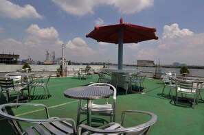 Outdoor dining - Hotel Holiday Xpress (Dhaka)