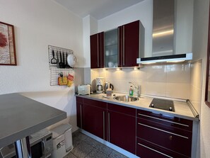 Geladeira, micro-ondas, talheres/pratos/utensílios de cozinha