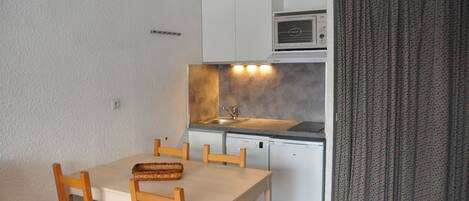 Frigorífic, microones i rentaplats