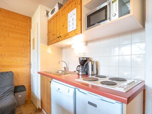 Réfrigérateur, four à micro-ondes, lave-vaisselle, cafetière-théière