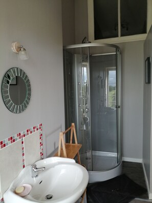 Habitación cuádruple Grand | Baño | Regadera, regadera con hidromasaje, secadora de cabello, batas 