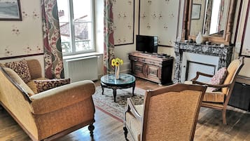 Habitación cuádruple Grand | Decoración personalizada, muebles diferentes y insonorización