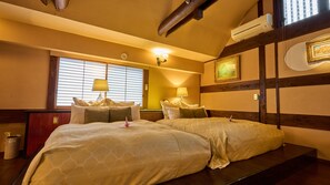 Habitación cuádruple | Caja de seguridad en la habitación y ropa de cama 