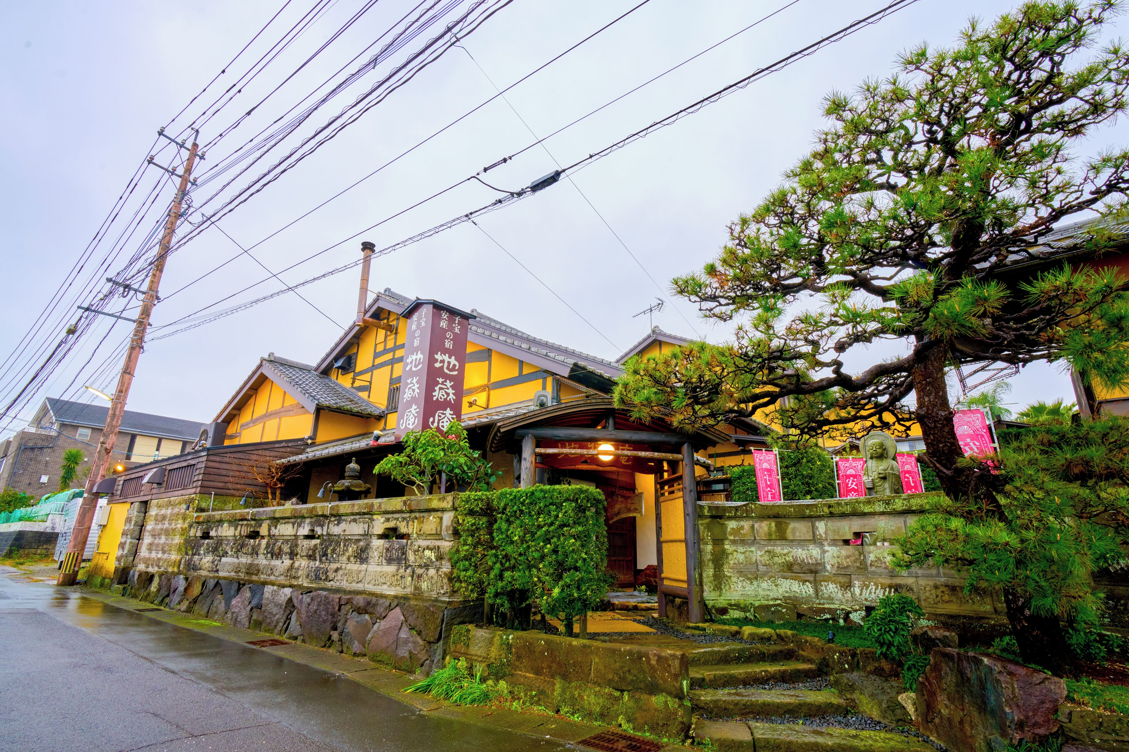 Caja de seguridad en la habitación y ropa de cama 