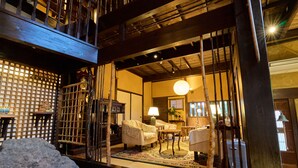 A traditional Japanese interior with tatami flooring, a shoji screen, and a low wooden ceiling. - Kigannoyado Aoshima Jizoan (Miyazaki)
