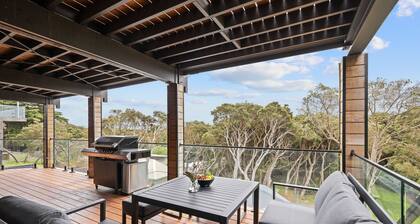 Modern contemporary beach house in Sorrento with heated infinity pool & spa