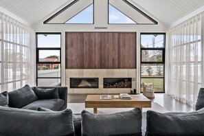 Luxury-Haus, Gartenblick | Wohnbereich | 50-Zoll-Flachbildfernseher mit Digitalempfang, Kamin