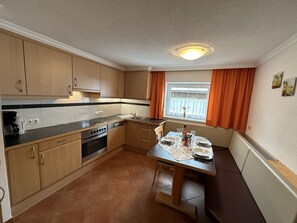Kylskåp, mikrovågsugn, ugn och diskmaskin