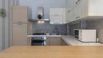 Kühlschrank, Ofen, Kochgeschirr/Geschirr/Besteck