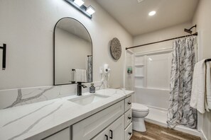 Bathroom - Serene Space, Explore Nearby Attractions (Fresno)