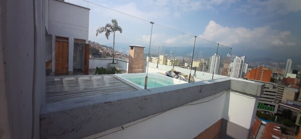 Bañera de hidromasaje al aire libre
