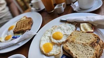 Sarapan siap masak setiap hari (IDR 100000 per orang)