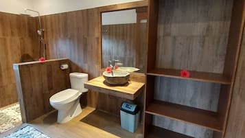 Shower, perlengkapan mandi gratis, pengering rambut, dan jubah mandi