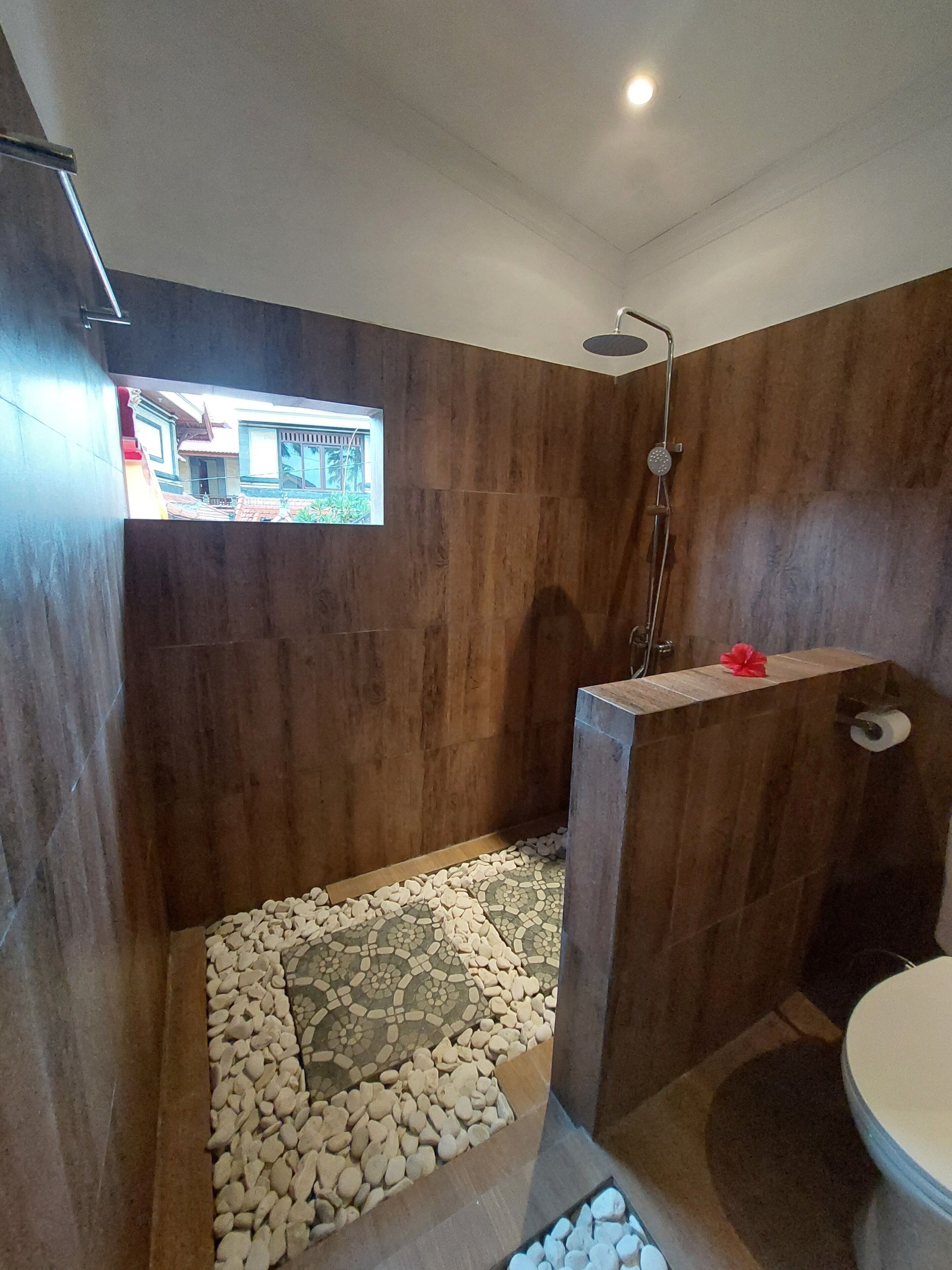 Dusche, kostenlose Toilettenartikel, Haartrockner, Bademäntel