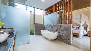 Secadora de cabello, toallas, jabón, shampoo 