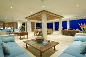 42-inch LCD TV with satellite channels - Siri Mendira Beach Villas (Manggis)