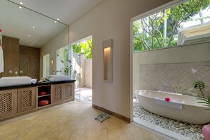 Luxury-Villa, 6 Schlafzimmer, Meerblick | Badezimmer | Regendusche, Haartrockner, Bademäntel, Hausschuhe