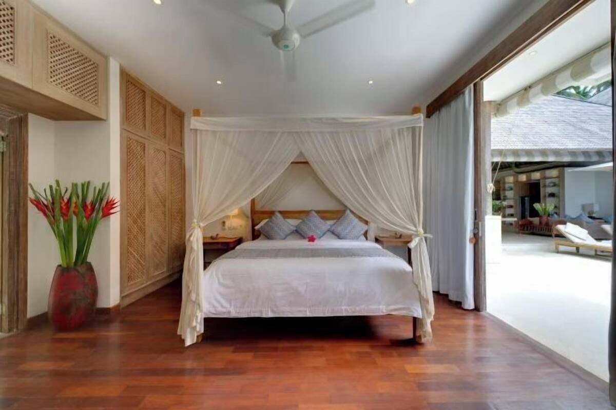 Roupas de cama premium, camas Select Comfort, cofres nos quartos